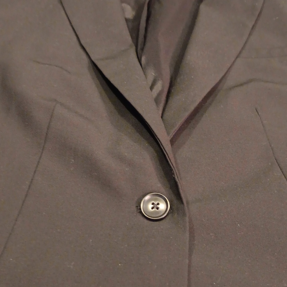 Banana Republic Classic-Fit Machine-Washable Italian Wool Blend Blazer In Black - Picture 8 of 14